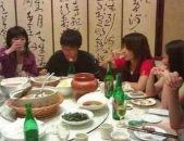 小姐姐请客吃饭喝酒视频,欢乐聚餐饮酒瞬间